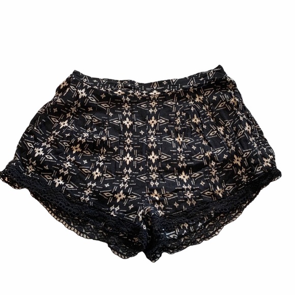 Forever 21 Pants - 3/20$ Forever 21 Shorts Black Aztec Print Size M